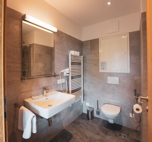 Shower, hair dryer - SR, Top 14 - Ap. 87m² mit 2 SZ, Balkon 18m² (Zell am See)