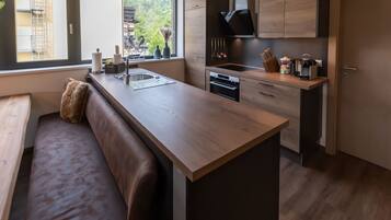 Fridge, oven, stovetop, dishwasher