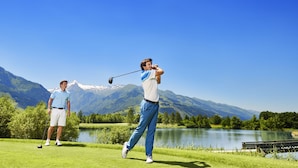 A golf course with a lake and mountains in the background. - SR, Top 8 - Ap. 100m² mit 3 SZ, Terrasse 11 m² (Zell am See)