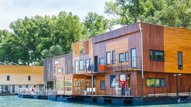 A floating wooden building with multiple levels, balconies, and a view of the water. - ArkaBarka Floating Hostel and Apartments (Belgrade)