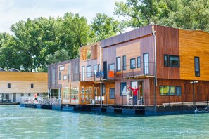 A floating wooden building with multiple levels, balconies, and a view of the water. - ArkaBarka Floating Hostel and Apartments (Belgrade)