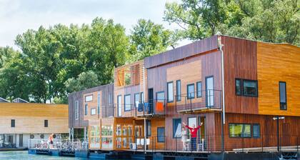 ArkaBarka Floating Hostel and Apartments