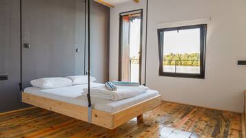 Suíte estúdio standard, várias camas, sacada, vista para o rio (King Studio ) | Quartos à prova de som, Wi-Fi de cortesia, roupa de cama