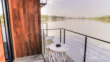 Standard Studio Suite, Multiple Beds, Balcony, River View (King Studio ) | Soundproofing, free WiFi, bed sheets