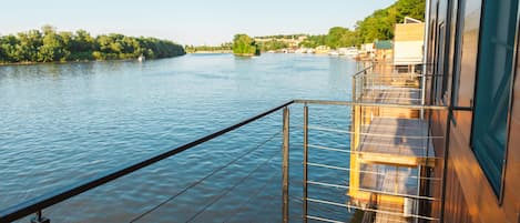 Standaard appartement, meerdere bedden, balkon, uitzicht op rivier | Kameruitzicht