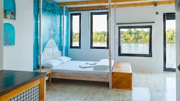 Standard Studio Suite, Multiple Beds, Balcony, River View (Queen Studio) | Soundproofing, free WiFi, bed sheets