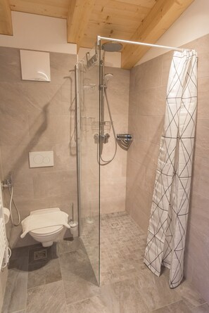 Shower, hair dryer, towels - SR, Top 21 - Ap. 60m² mit 2 SZ, Balkon 9m² (Zell am See)