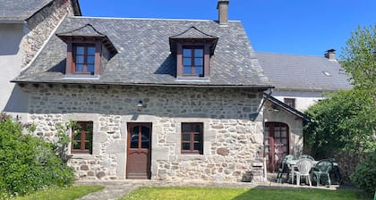 Homerez - Charming House in Lanobre with Garden