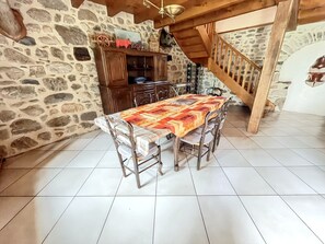 Dining - Homerez - Charming House in Lanobre with Garden (Lanobre)