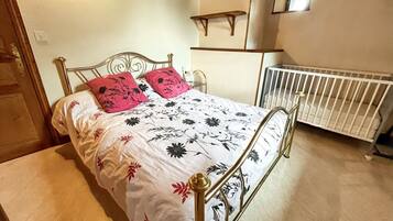 2 slaapkamers, een strijkplank/strijkijzer, wifi