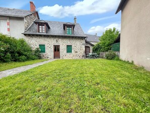 Exterior - Homerez - Charming House in Lanobre with Garden (Lanobre)