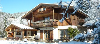 Smuk lejlighed i hytte 2 km 500 la Clusaz, jacuzzi i haven