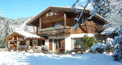 Bel appartement dans chalet , 3 km la Clusaz jardin jacuzzi