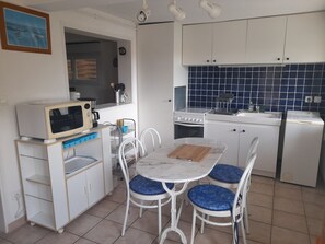 Fridge, microwave, oven, stovetop - Charming T2 in Quiet Arcachon Heights - Terrace & BBQ - Walk to Shops & Beaches (Arcachon)