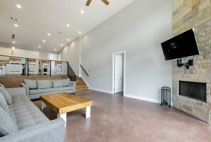 Smart TV, fireplace