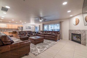 Smart-TV, Kamin, Tischfußball, Tischtennisplatte