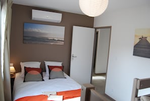 3 bedrooms, iron/ironing board, travel cot, free WiFi - Pretty House with jacuzzi 200m Beach Cap / Grau d'Agde Seahorse  (Agde)