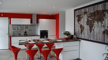 Een koelkast, een microgolfoven, een oven, een kookplaat