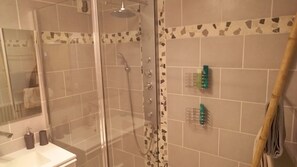 Douche, serviettes fournies