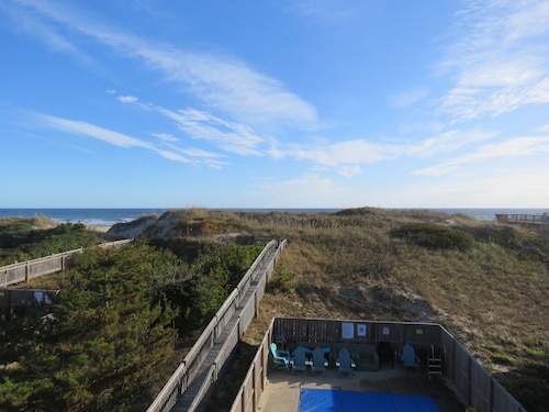 Last minute special/Ocean Front/ Pool, Pool Table/pet friendly
