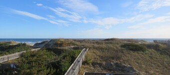 Last minute special/Ocean Front/ Pool, Pool Table/pet friendly