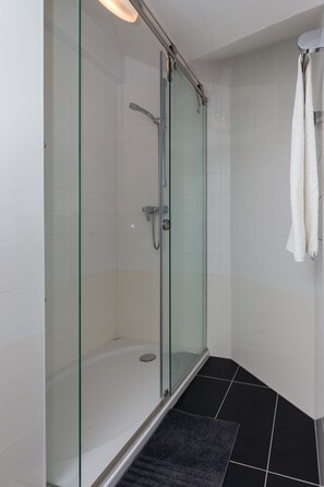 Douche, sèche-cheveux, serviettes fournies