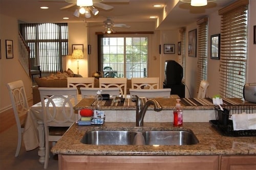 Upscale Single Family Home, 2 Balconies, BackYard, Wifi, 6TV's...