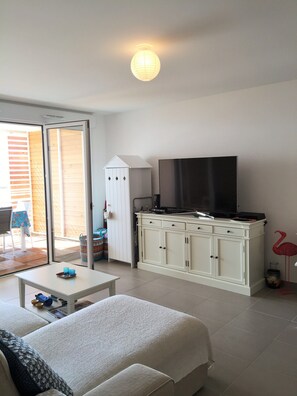 2 bedrooms, desk, soundproofing, iron/ironing board