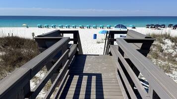 Sulla spiaggia, lettini da mare