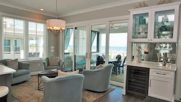 Télévision, table de tennis de table, livres, chaßne hi-fi