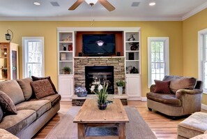 Smart-tv, een open haard, boeken en een stereo