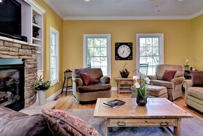 Smart-TV, peis, bøker og stereoanlegg