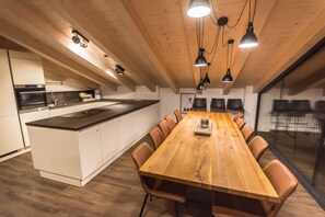 Kühlschrank, Ofen, Geschirrspüler, Wasserkocher mit Kaffee-/Teezubehör