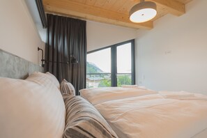 4 chambres, coffres-forts dans les chambres, fer et planche à repasser