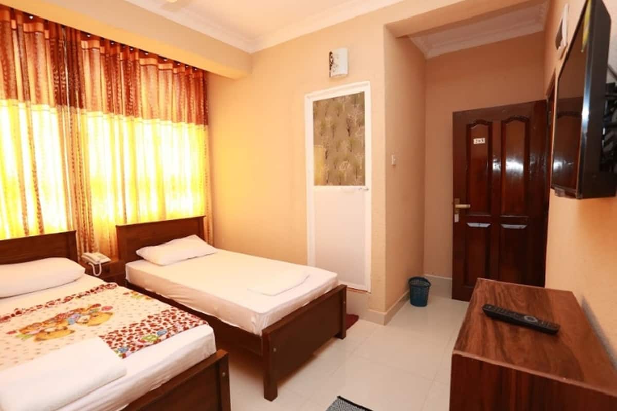 Deluxe Triple Room | 1 bedroom, premium bedding, desk, iron/ironing board