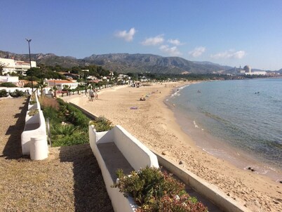 Rent pleasant house with direct access to the beach