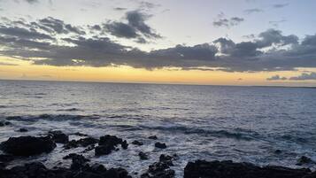 Playa en los alrededores, camastros y toallas de playa