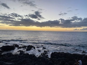 Beach nearby, sun loungers, beach towels - Easy Big Island Living! Ocean-Front Pool, quiet ground-floor unit. (Kailua-Kona)