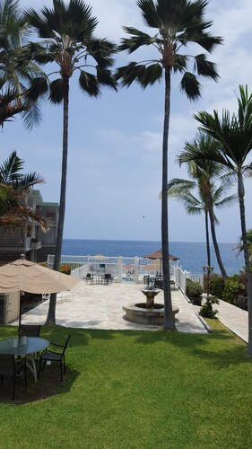 Easy Big Island Living! Ocean-Front Pool, quiet ground-floor unit. 