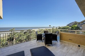 Outdoor dining - 424 Captains Walk has panoramic ocean views located in Palmetto Dunes. (Hilton Head)