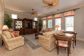 Een smart-tv, een dvd-speler en boeken