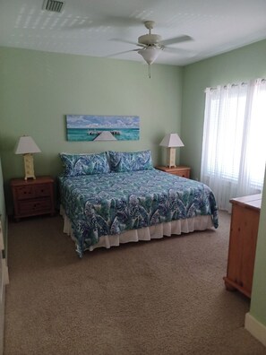 4 slaapkamers, een bureau, een strijkplank/strijkijzer, gratis wifi