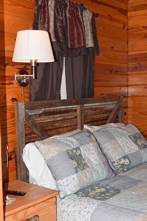 2 bedrooms - Cozy Cabin on the Water!!! (Mountain Pine)