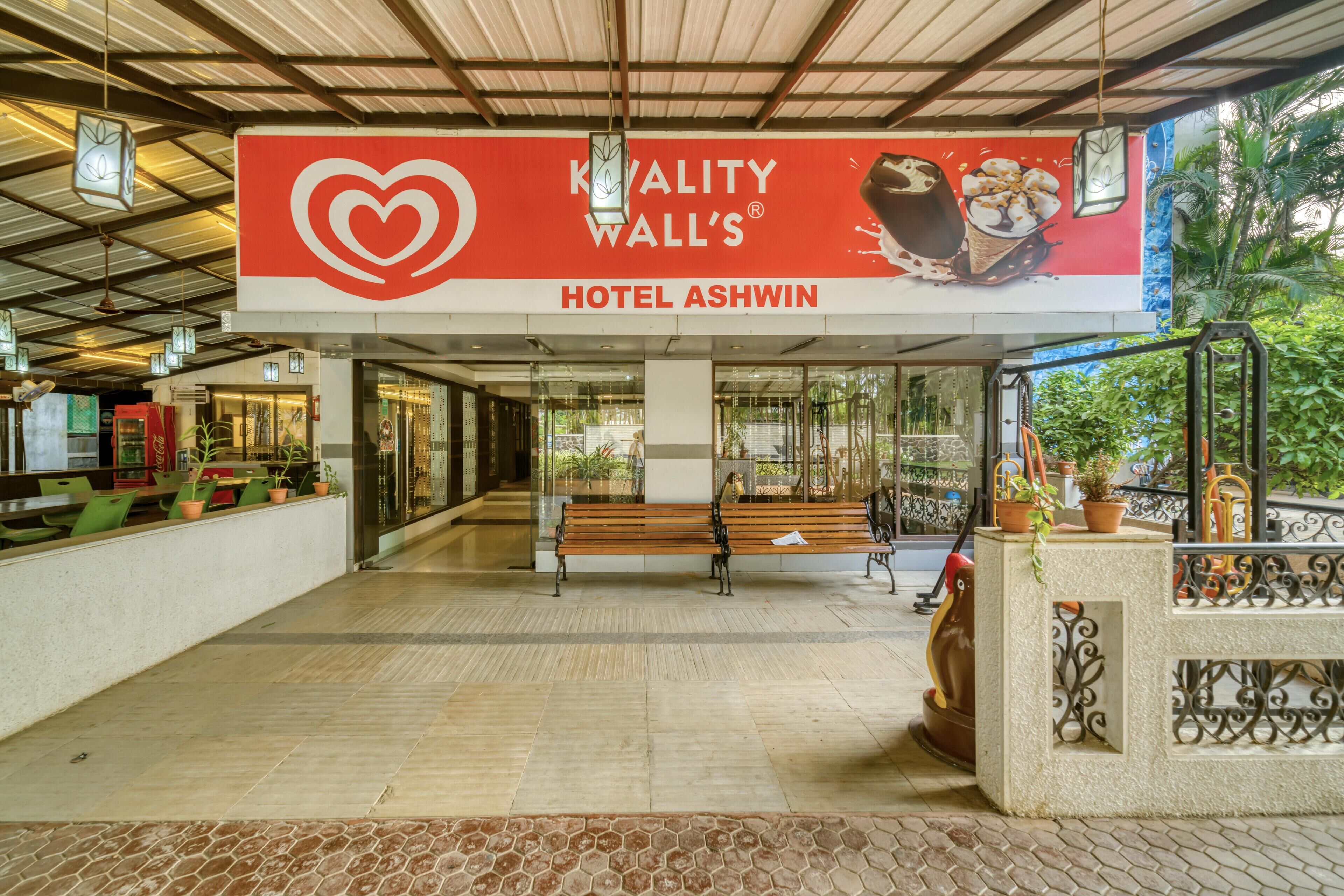 De ingang van Hotel Ashwin, met een opvallend bord voor Kavality Wall's.