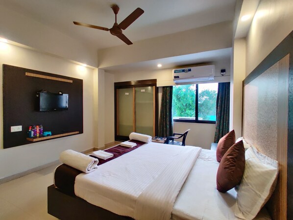 Deluxe AC Room | Desk, blackout drapes, free WiFi, bed sheets - Hotel Ashwin Igatpuri, Pure Veg & Jain Food (Igatpuri)