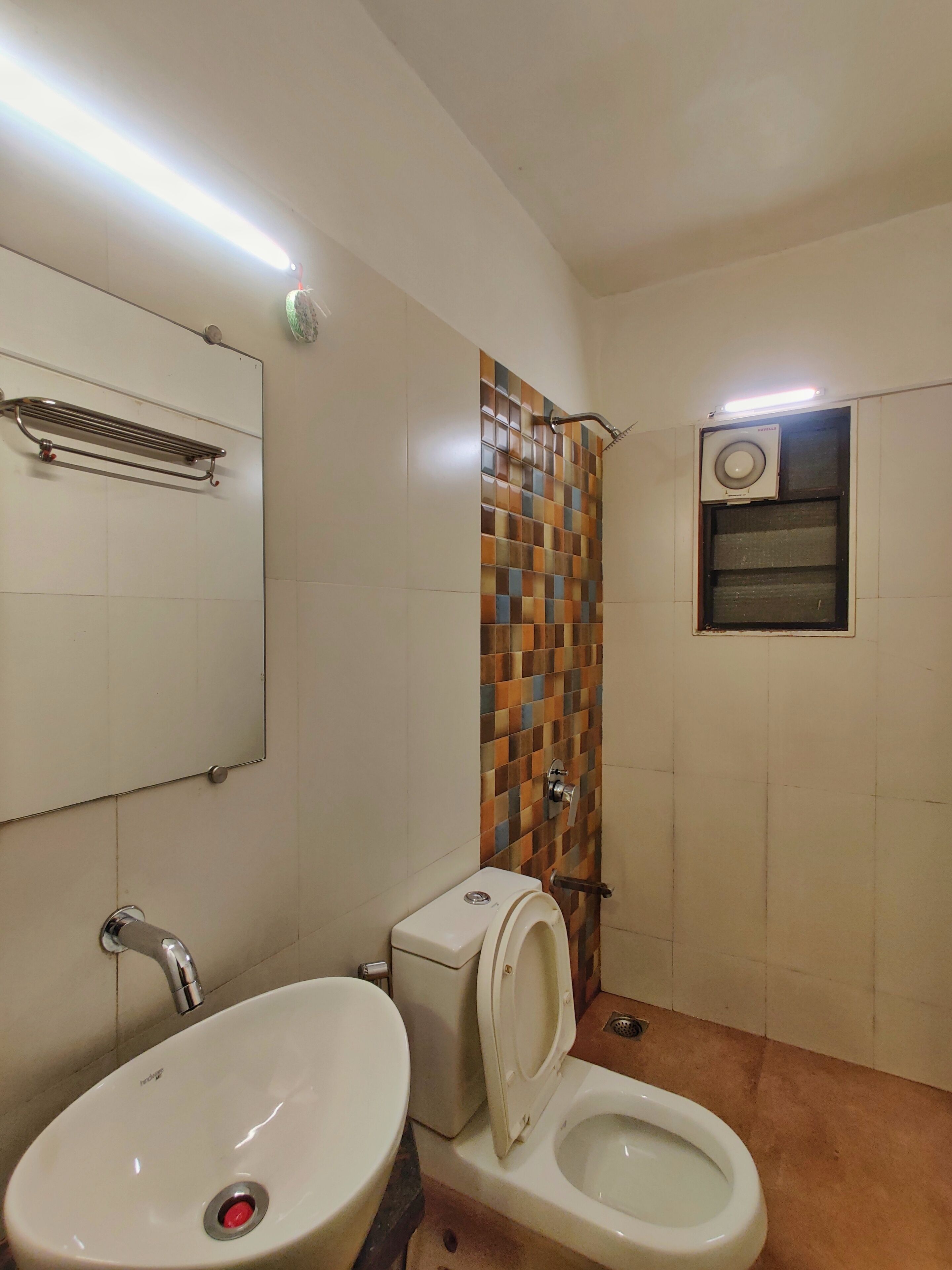 Ein Badezimmer mit Waschbecken, Toilette und Dusche.