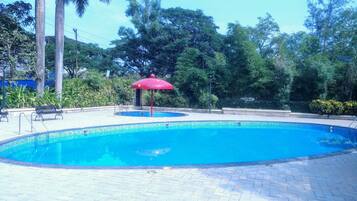 2 piscinas al aire libre