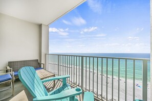 Property grounds - Majestic Sun 10th Floor View of Emerald Waters - Updated 1-bedroom by the beach! (Destin)