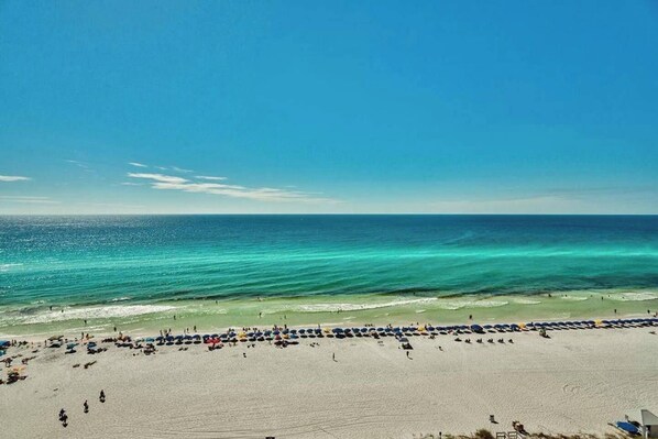 Plage, chaises longues