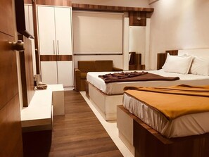 Deluxe-huone | Työpöytä, ilmaiset lisävuoteet, ilmainen Wi-Fi